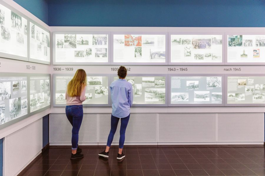 Öffentliche Führung durch die Dauerausstellung „Ideologie und Terror der SS“ am Sonntag, 28. Juli, in der Wewelsburg (Foto: Lina Loos für das Kreismuseum Wewelsburg)